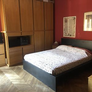 Großes Zimmer mit Kingsize-Bett